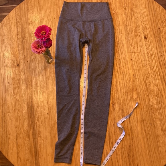 LuLuLemon, Silky, Wunder Under, Worn Twice!, Heather Grey, Sz. 4 - Picture 3 of 4